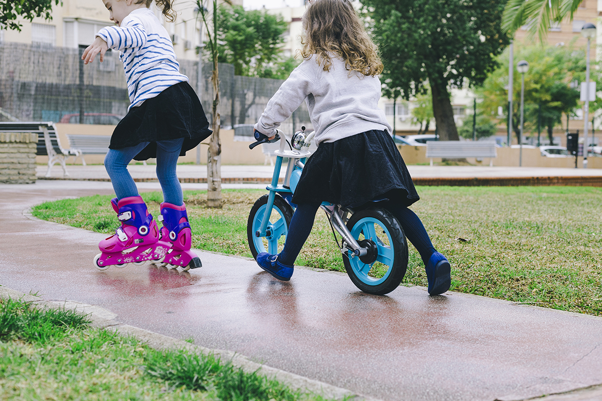 Beneficios del juego al aire libre con triciclos y juguetes con ruedas
